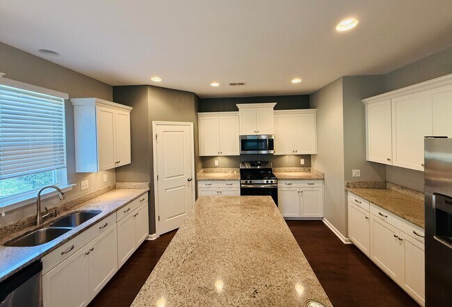 Foto del edificio - 223 Charter Oaks Dr