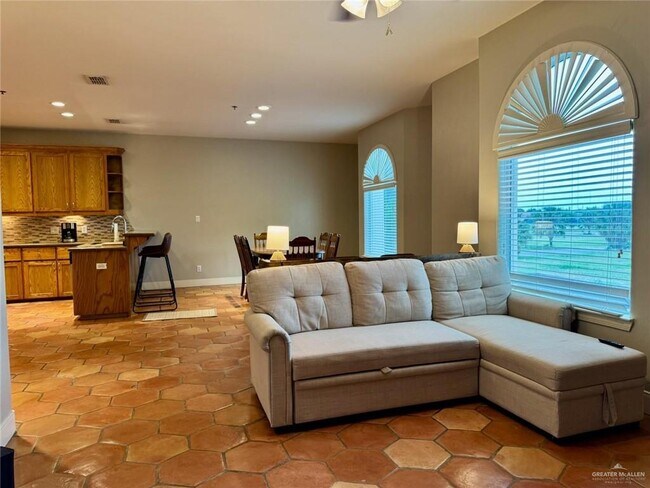 Foto del edificio - 15 Keeton Ave E