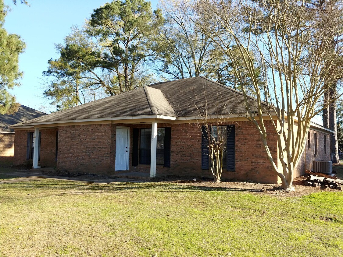 1930 Buck Ln Unit B, Albany, GA 31707 Room for Rent in Albany, GA