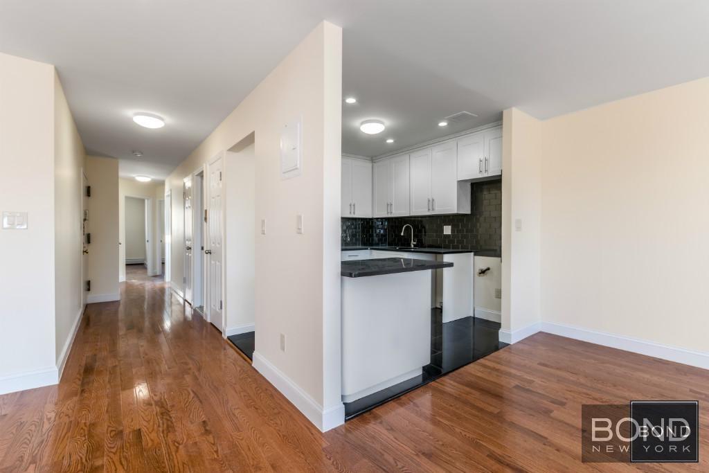 Building Photo - Huge, Beautiful 3 Bedroom!