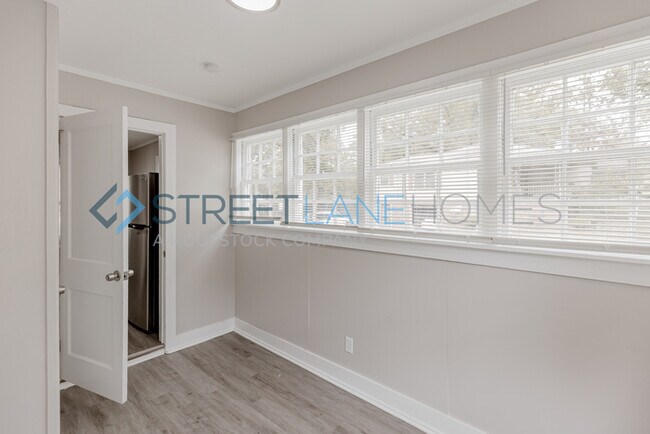 Building Photo - Charming 2 Bedroom in Birmingham!