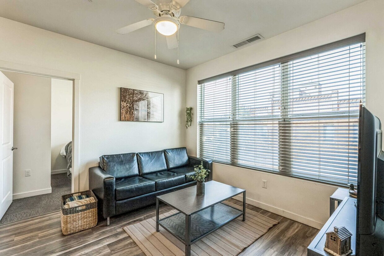 Foto principal - 305 E Front St