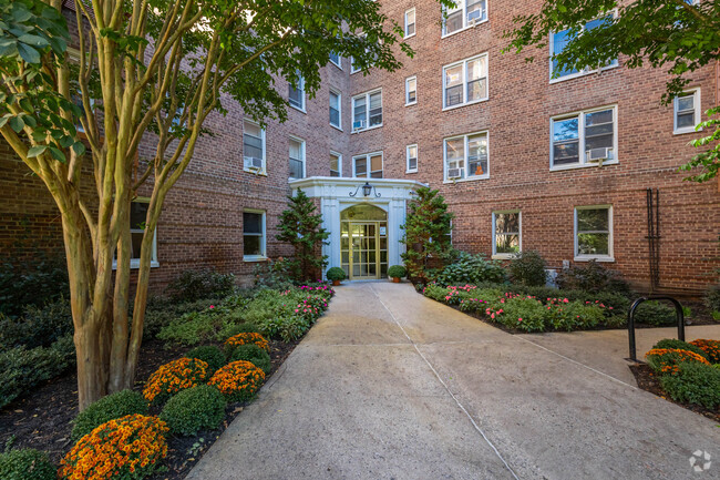 Building Entrance - 72-61-72-81 113th St