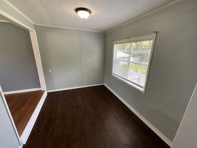 Building Photo - Adorable 3/1 in Marianna w/ Lawn Maintenance & Pest Control Included