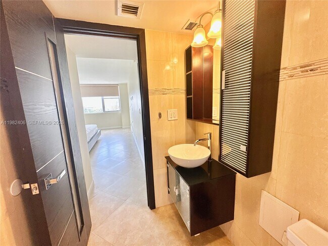 Foto del edificio - 3180 S Ocean Dr