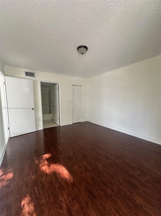 Foto del edificio - 7125 NW 186th St