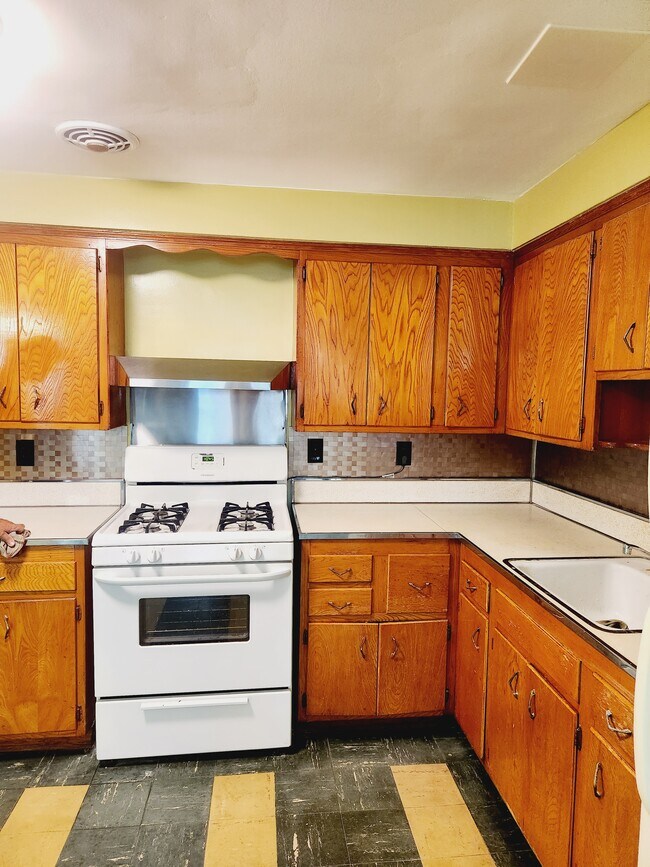 Building Photo - 7276 Calamus Ave