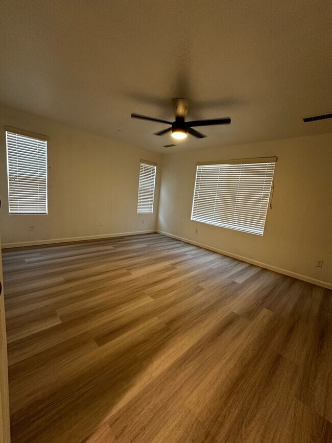 Building Photo - 3 Bedroom Single Family Home in Clovis