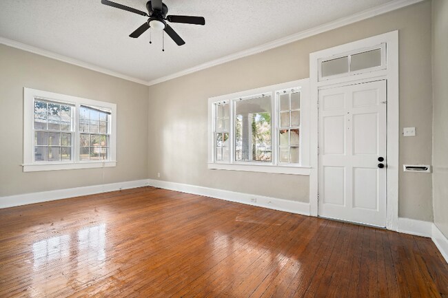 Foto del edificio - 1153 Caroline Ave