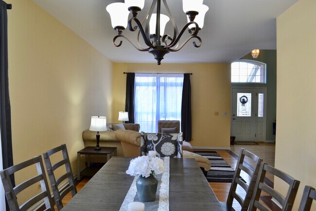 Foto del edificio - 668 Treetop Ln