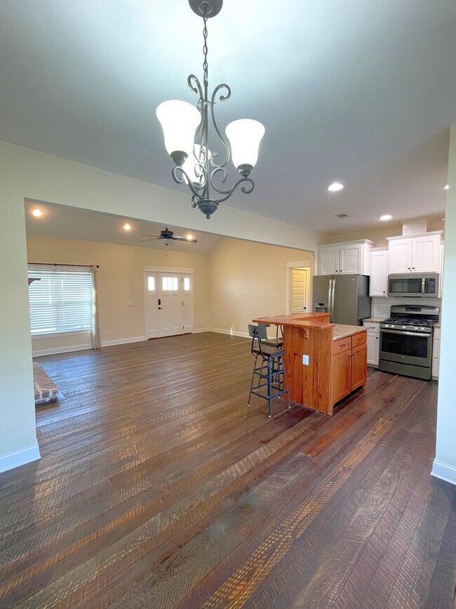 Building Photo - 3/2 updated home with amenities