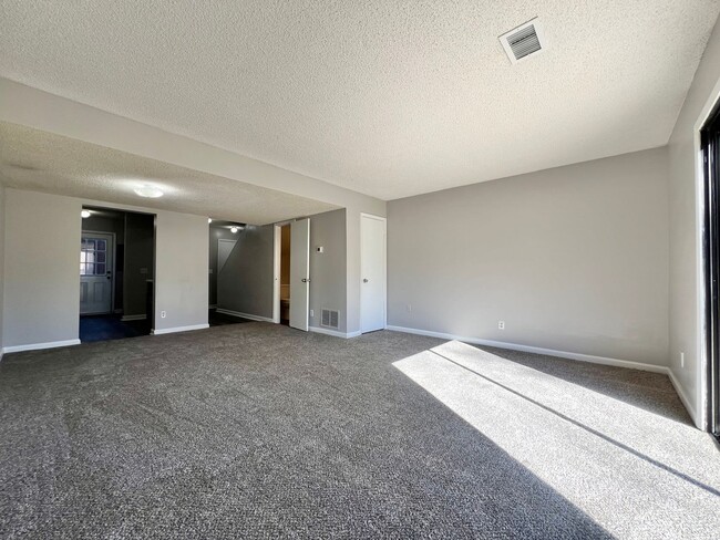 Foto del edificio - AVAILABLE MID-MARCH 2026! (Small Dogs Only)