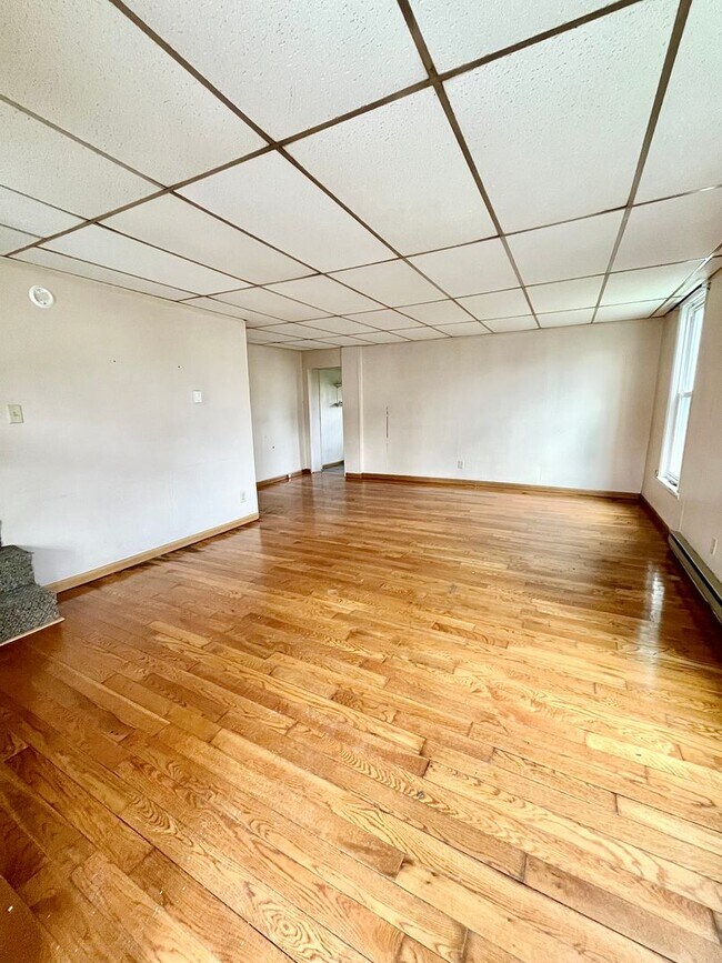 Building Photo - 125-127 Maple St