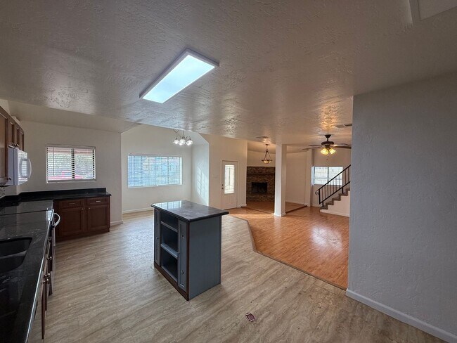 Foto del edificio - 4 Bedroom Home in Historic Central Phoenix | All Utilities Included