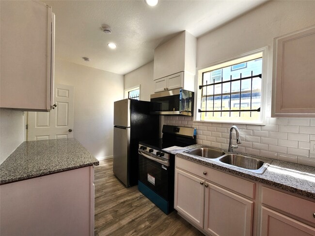 Foto del edificio - 2706 Berry St