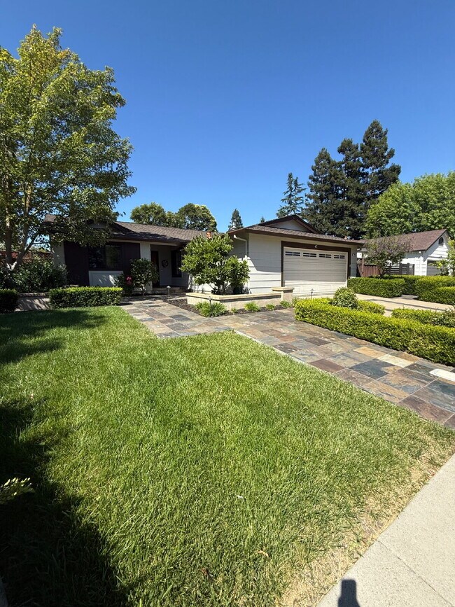 Foto del edificio - Stunning Fully Remodeled 4-Bedroom 2 Bathroom Home with Designer Kitchen & Spacious Open Layout i...