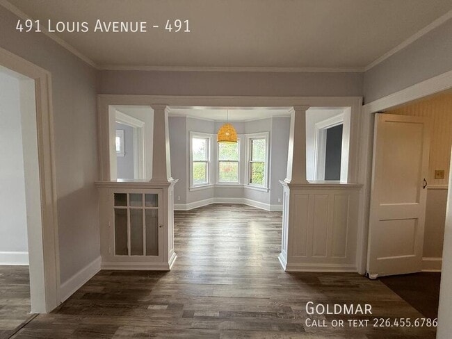 Building Photo - Gorgeous 2 bedroom upper unit