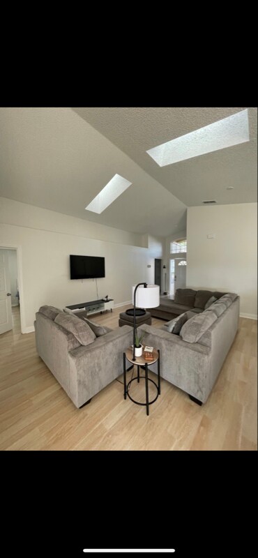 Foto principal - 413 Woodlark Dr