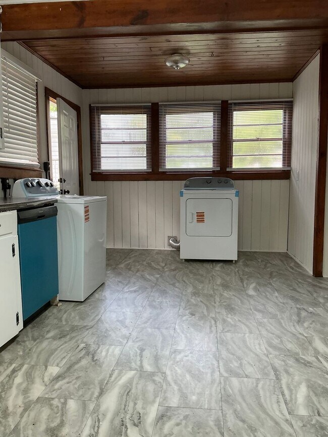 Building Photo - 3 bedroom / 1 bathroom house near St. Mary...