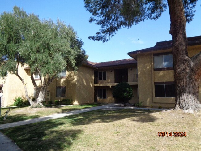 Building Photo - Cute & Clean Upper Level Park Somerset Condo
