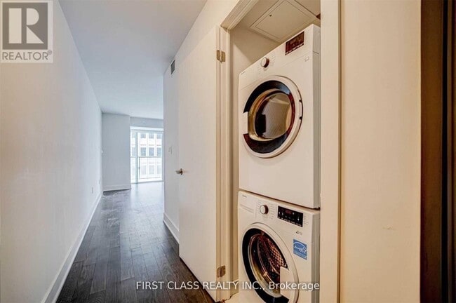 Building Photo - 955 Bay St.