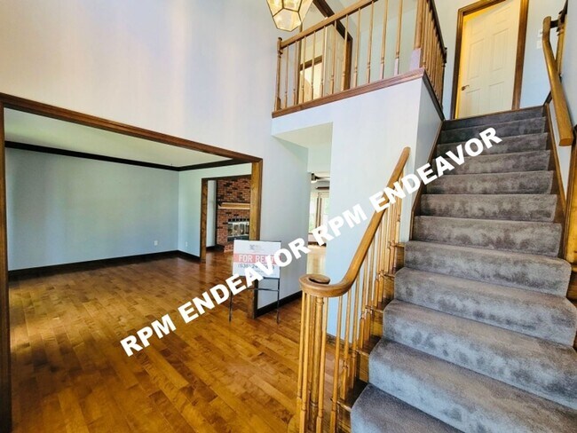 Building Photo - 3Bed/3.5 bath Available Now!