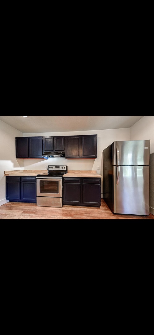 Building Photo - Available July 1st!  2-bedroom, 1-bathroom...