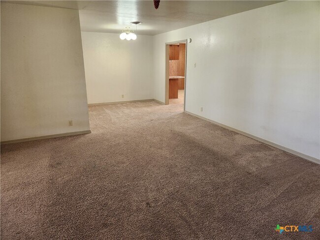 Foto del edificio - 2909 Oakdale Dr