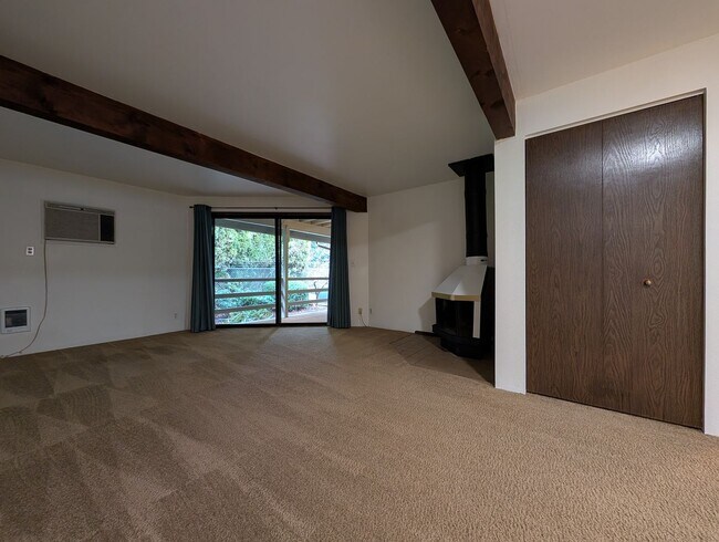Building Photo - Great 2 Bedroom, 1-Bath Condo Near Eugene Country Club!