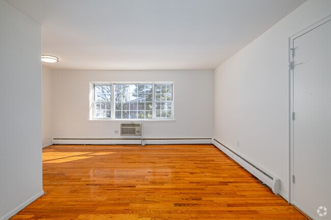 1BR, 1BA - 610SF - Living Room - Oak Terrace