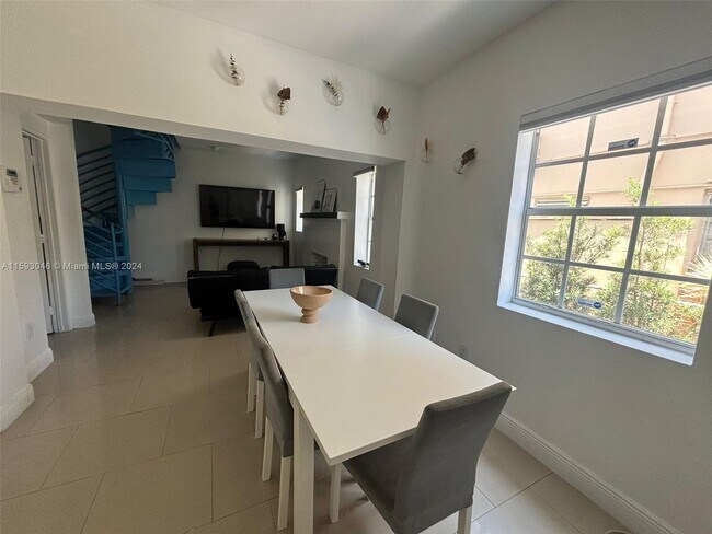 Foto del edificio - 6966 Byron Ave
