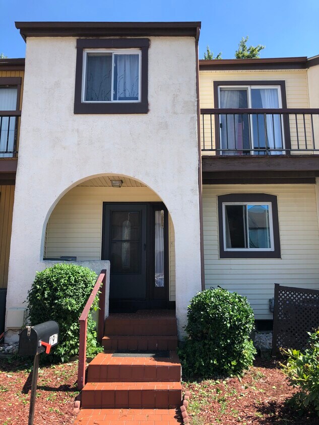 195 Monroe Ct, Holland, PA 18966 Townhome Rentals in Holland PA