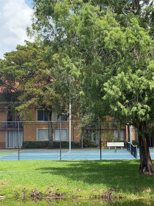 Foto del edificio - 10709 Cleary Blvd