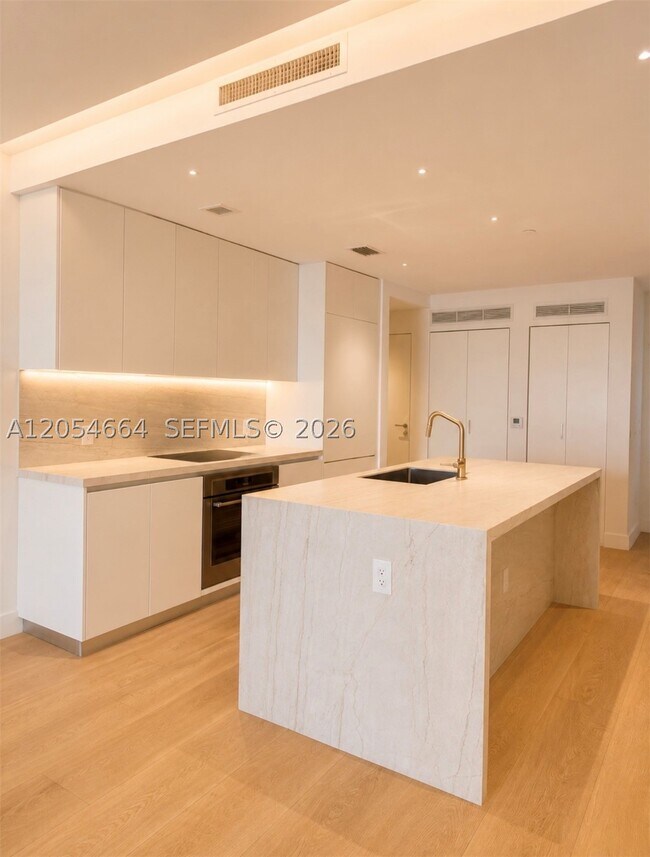 Foto del edificio - 700 NE 23rd St