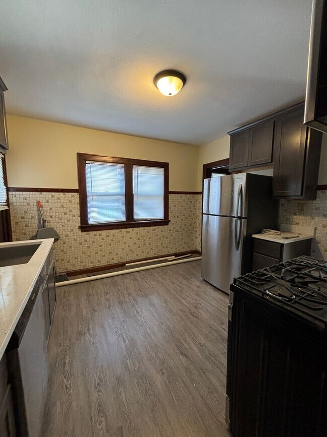 Foto del edificio - 2477-79A N. Dousman St.