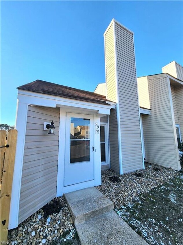 Primary Photo - Renovated End Unit Townhouse in Salem Lakes!