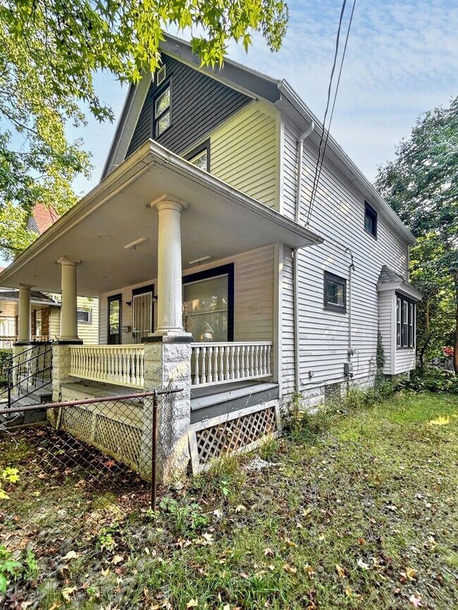 Building Photo - Charming 3-Bedroom Home with Cozy Porch an...