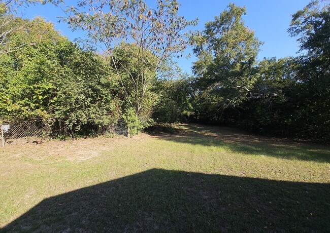 Foto del edificio - 5807 Hunter Rd