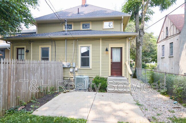 Building Photo - 721 Woodruff Pl E Dr