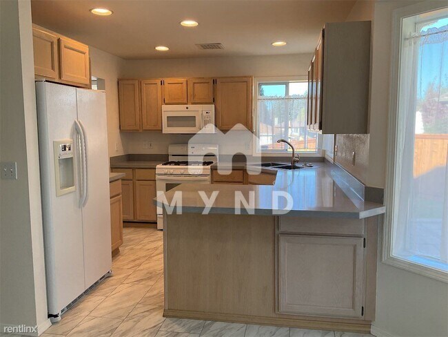 Building Photo - 4 br, 2.5 bath House - 11014 SE 271st St
