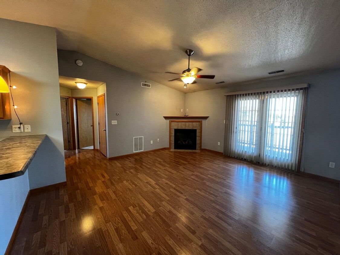 Adorable 2 Bedroom 2 Bath unit in the heart of North Liberty, IA! - Adorable 2 Bedroom 2 Bath unit in the heart of North Liberty, IA!