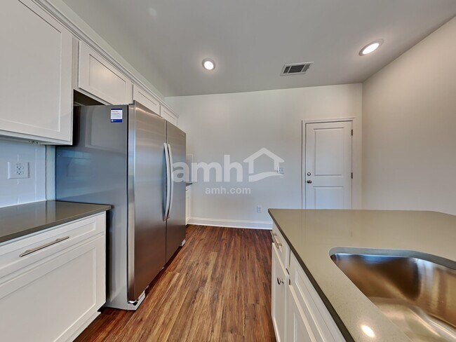 Foto del edificio - 3901 Chivalry Dr