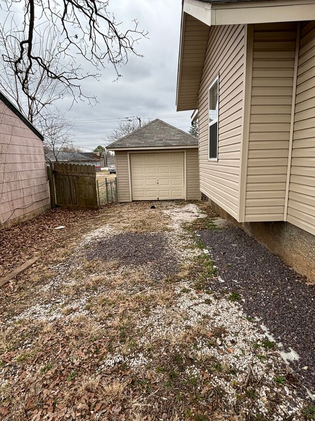 Building Photo - Updated 3 bed/1 bath home! With a 1 car ga...