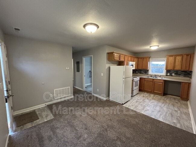 Building Photo - 8290 Center Dr