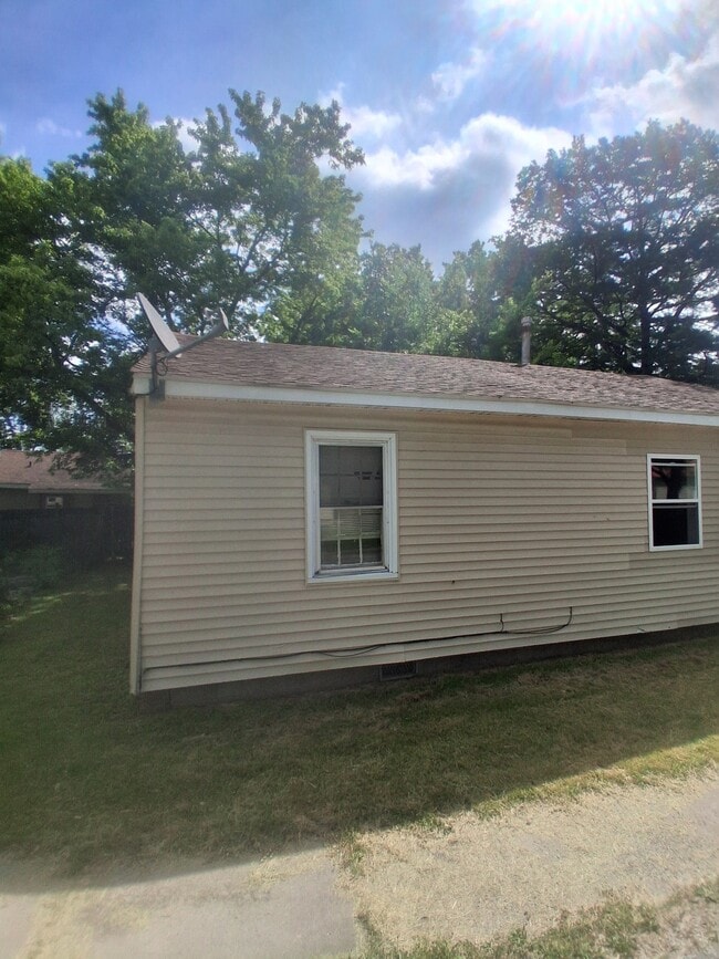 Building Photo - 11 B Ln