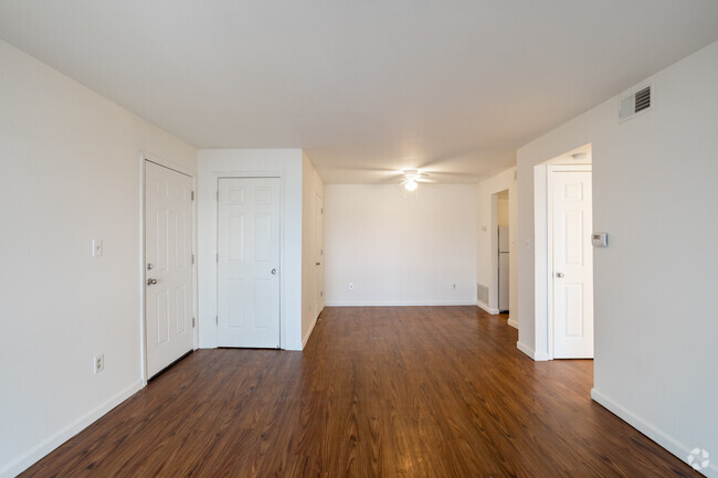 1BR. 1BA - 690 SF - Brighton Apartments