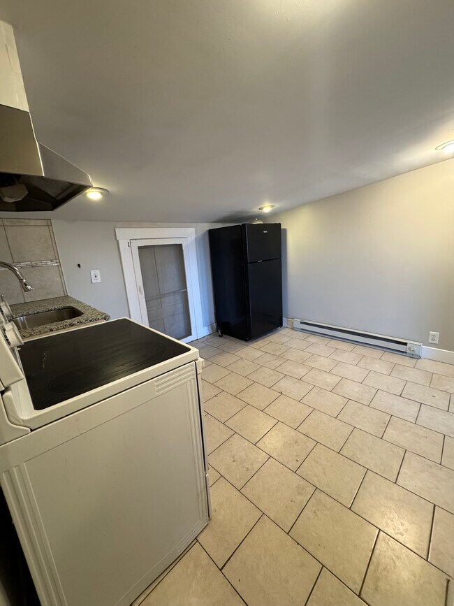 Building Photo - 464 3rd St