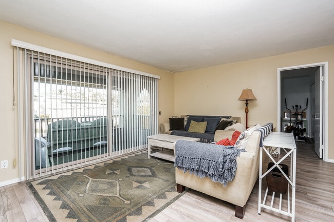 Foto del edificio - 2530 Clairemont Dr