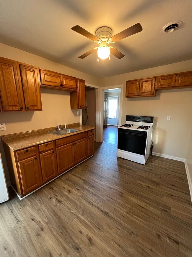 Foto del edificio - 8452 Paige Ave