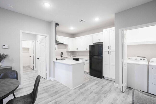 Foto del edificio - Green Gardens Townhomes & Apartments